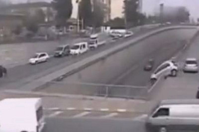 Απίστευτη πτώση αυτοκινήτου από γέφυρα στην Τουρκία (video)