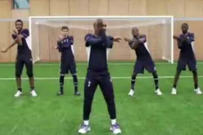 Τότεναμ: Ο Ντεφό και οι νέοι χορεύουν Μόμποτ (video)