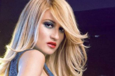 Δείτε τη Φαίη Σκορδά να στολίζει το Χριστουγεννιάτικο δέντρο της