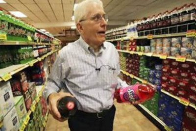 Αυτά είναι: Χαρίζει τα τρία σουπερμάρκετ του στους εργαζόμενους!