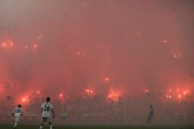 Προκάλεσαν νέφος στο γήπεδο οι οπαδοί! (videos)