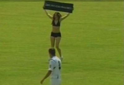 Μπήκε στο γήπεδο γυμνή για το αγόρι της (video)