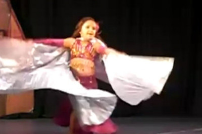 Βίντεο: Απίστευτο κοριτσάκι μόλις πέντε χρονών χορεύει τον χορό της κοιλιάς!