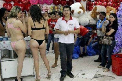 Έκαναν ψώνια... ημίγυμνοι (pics)