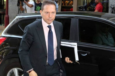 Ο Στουρνάρας κήρυξε τον πόλεμο στους Έλληνες