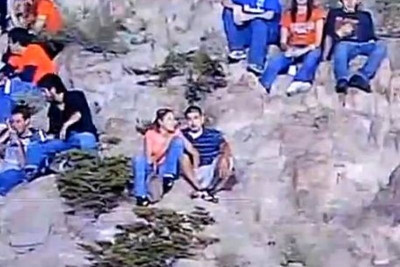 Εκείνος βλέπει αγώνα και εκείνη του πιάνει το...  (video)