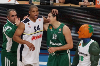 Μike Batiste... Backstage (video)