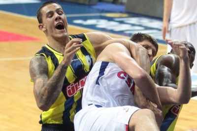 Φενέρμπαχτσε Ούλκερ: Το… αυτοκαλάθι του Κάραμαν (video)