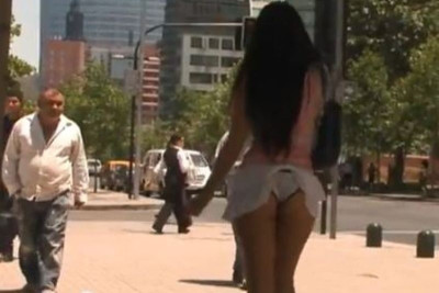 Κοπελιά, ξέχασες να κατεβάσεις τη φούστα σου (video)