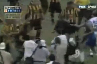 Όταν οι ποδοσφαιριστές… δέρνονται μεταξύ τους (video)