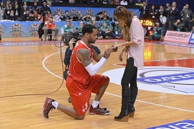 Τζέιμς: Έκανε πρόταση γάμου στην κοπέλα του στο All Star Game! (video)