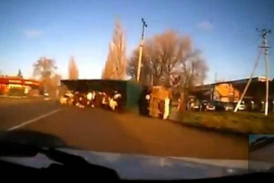 Βίντεο: Φορτηγό που μεταφέρει αγελάδες ντελαπάρει on camera