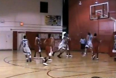 Αυτό το βίντεο θα σας συγκινήσει: Παίζει μπάσκετ με ένα χέρι