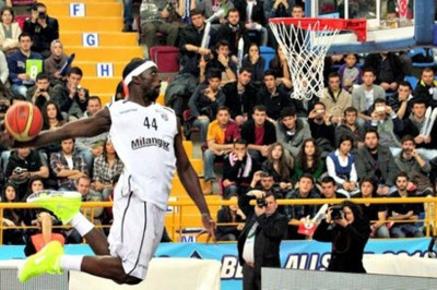 Αρμάνι Μιλάνο: Και Μενσά Μπονσού στη λίστα