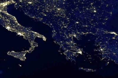 Εκπληκτική φωτογραφία από τη Nasa: Η μισή Ευρώπη φωτισμένη