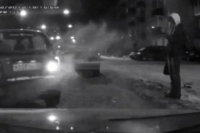 Ξεκαρδιστικό βίντεο: Άστο μεγάλε, μέχρι να παρκάρεις παγώσαμε!