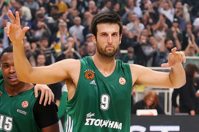 Υπόκλιση Καπόνο σε Παναθηναϊκό και κόσμο (photos)