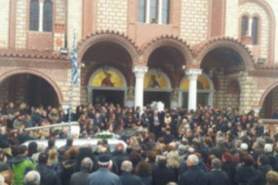 Βίντεο: Θρήνος στην κηδεία της άτυχης Ζωής στην Ξάνθη