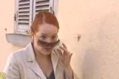 O επιδειξίας βρήκε το... μάστορά του! (video)