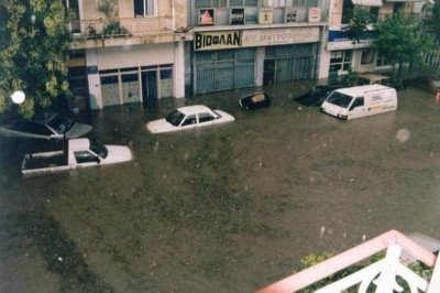 ΤΩΡΑ-Εγκλωβισμένοι στη Σκάλα Ωρωπού λόγω πλημμύρας