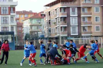 Τουρκία: Μαλλιοτραβήγματα… σε ποδοσφαιρικό αγώνα! (photos)