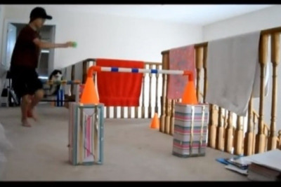 Δεν θα πιστεύετε τι έχει μάθει αυτός ο πιτσιρικάς τις γάτες του να κάνουν! (video)