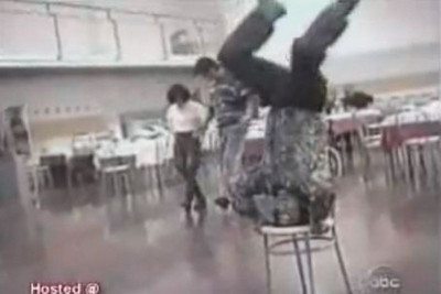 Tι τον ήθελες το χορό, μεθυσμένος άνθρωπος; (video)