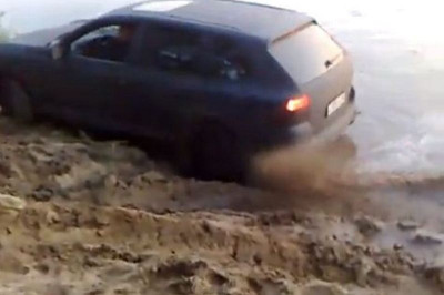 Aτζαμής οδηγός κατέστρεψε μια Πόρσε Καγιέν (video)