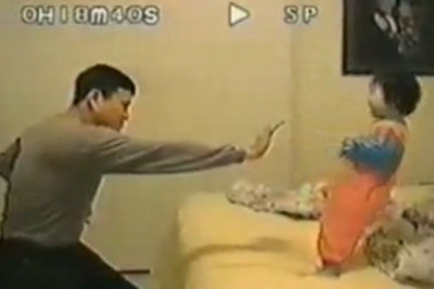 Βίντεο: Όταν ο μπαμπάς παίζει καράτε με την κόρη!