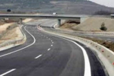 Μαύρες σημαίες και ανοιχτά διόδια για τον δρόμο - καρμανιόλα