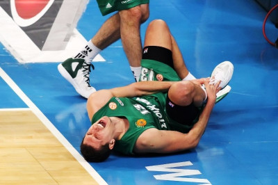 Παναθηναϊκός: Σοκ με Διαμαντίδη, έσκισε τη φανέλα του! (video+photos)