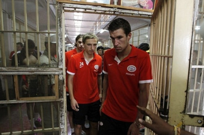 Μπήκαν φυλακή οι παίκτες της Αϊντχόφεν! (photos)