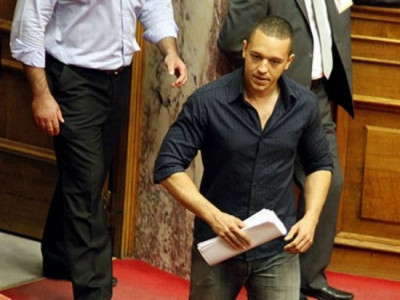 Κασιδιάρης σε Πιπιλή: Κάτσε κάτω μωρή, πάλι πιωμένη είσαι;