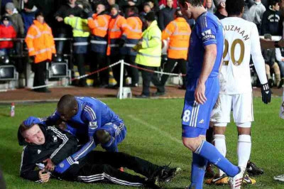 Τσέλσι: Η ιστορία της κλωτσιάς του Αζάρ στο ball boy σε καρτούν (video)