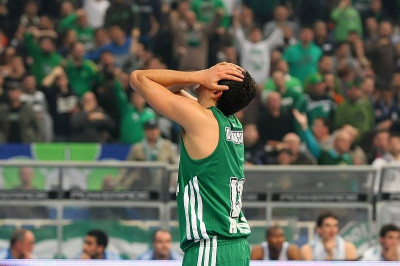 Πέταξε την άμυνά του στα σκουπίδια