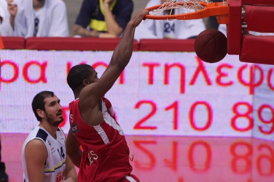 Ολυμπιακός: Τους πέρασε όλους και κάρφωσε ο Χάινς (video)