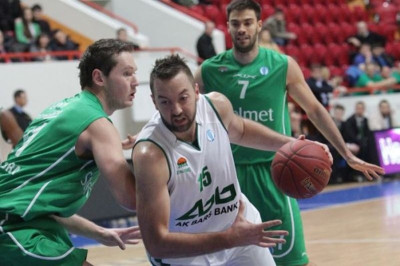 Ούνιξ Καζάν: Μπροστάρηδες, Καϊμακόγλου και Βουγιούκας