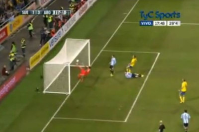 Το ακροβατικό ψαλιδάκι του Ίζακσον στον... Μέσι! (video)