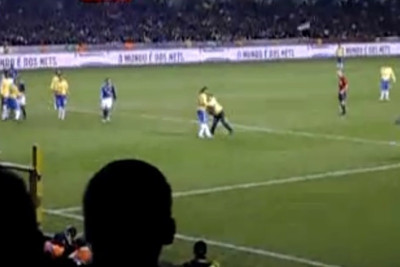 Ο εισβολέας που φίλησε τον Μέσι το έχει... ξανακάνει! (video)