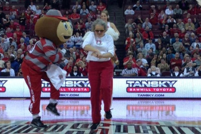 NCAA: Σούπερ γιαγιά σε «Gangnam Style» (video)