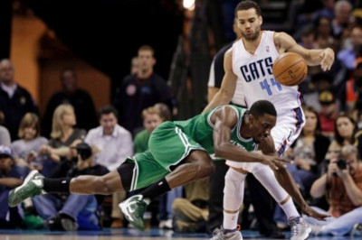 Σάρλοτ Μπόμπκατς: Φρέναραν τους Σέλτικς (video)