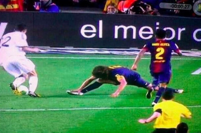 Μπαρτσελόνα: Το... σπαγγάτο του Πουγιόλ στον Ντι Μαρία (photos)