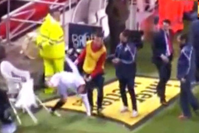 Πέταξε μπουκάλι νερό σε αστυνομικό, σπάζοντας καρέκλα! (video)