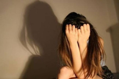ΣΟΚ: Ζήτησαν οδηγίες στο δρόμο από 18χρονη και μετά τη βίασαν