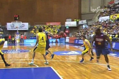 Μπαρτσελόνα: Πίσω από την πλάτη ο Χουέρτας και κάρφωμα ο Τζαβάι! (video)