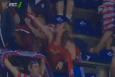 Μεξικό – ΗΠΑ: Η χειρονομία γυναίκας οπαδού και η «ανταπόδοση» με… μπύρες (videos)