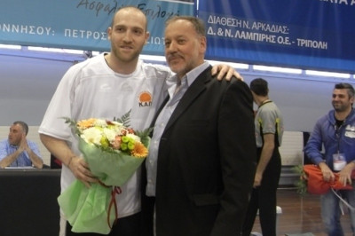 Αρκαδικός: Τίμησε Μαναβόπουλο, Κουτσό