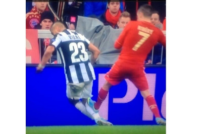 Μπάγερν Μονάχου: Έπρεπε να αποβληθεί ο Ριμπερί; (video)