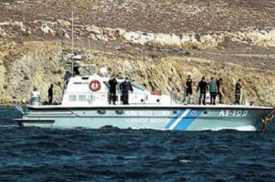Θρίλερ: Τα κύματα εμποδίζουν το λιμενικό να πλησιάσει τον αγνοούμενο