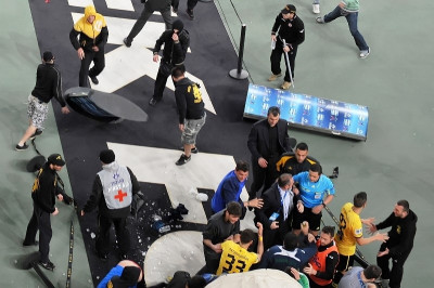 Επίθεση σε Μητρόπουλο και Πετρόπουλο!